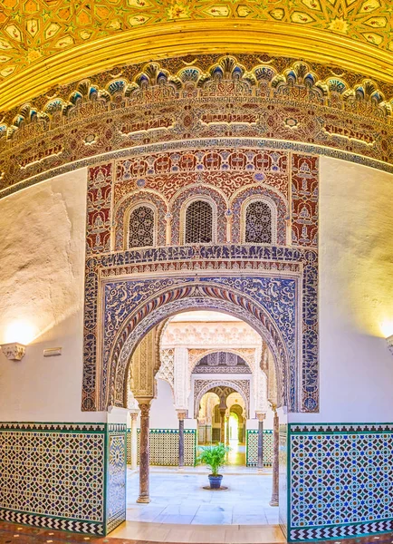 Les motifs arabes sur les murs du palais Alcazar à Séville, S — Photo