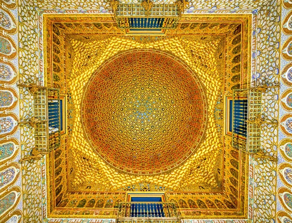 A cúpula do Salão dos Embaixadores no Palácio Alcazar em Sevilha, Spa — Fotografia de Stock