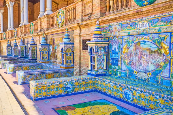 Los bancos de cerámica en la Plaza de España en Sevilla, España —  Fotos de Stock