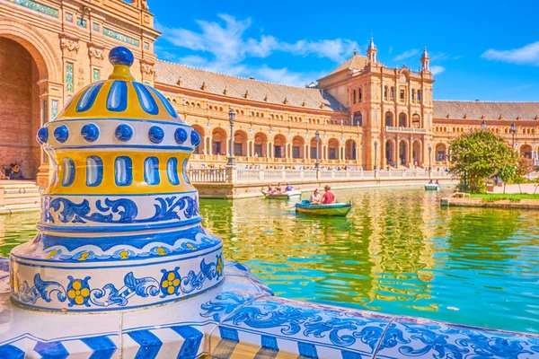 La decoración cerámica de estilo andaluz en Plaza de España en Se —  Fotos de Stock