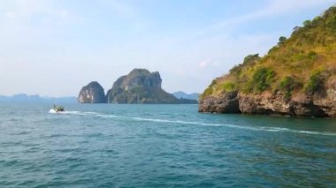 Andaman Denizi 'nin masmavi suları, hızlı yüzen uzun kuyruklu tekne ve önde Koh Poda Adası, Ao Nang, Krabi, Tayland