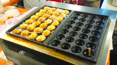 Kızartma makinesi Ao Nang Gece Pazarı, Yengeç, Tayland 'da Tayland usulü kızarmış dondurma yapıyor.