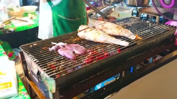 Nang Thailand April 2019 Der Koch Bereitet Leckeren Fisch Und — Stockvideo