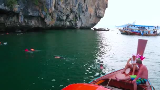 Nang Thailand April 2019 Mensen Ontspannen Steile Rotsachtige Kliffen Van — Stockvideo