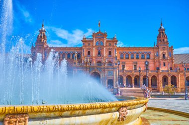 İspanya, Sevilla 'daki Plaza de Espana çeşmesi.