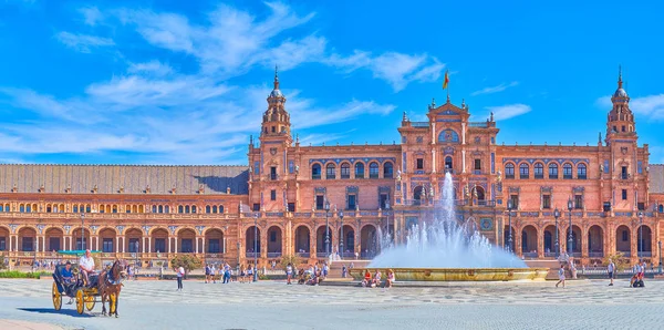 El carruaje tirado por caballos en la Plaza de España en Sevilla, España — Foto de Stock