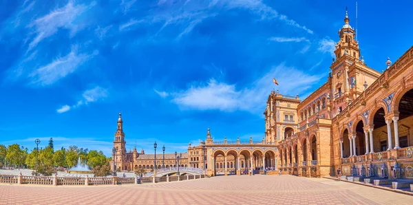 Het wandelgebied langs de prachtige galerij in Plaza de Espana in S — Stockfoto