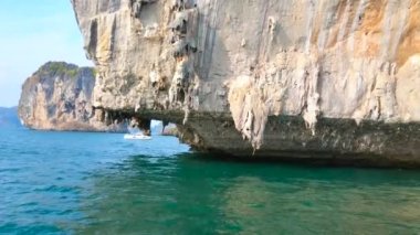 Tatilciler arasında ünlü eğlence yeri olan Koh Poda Adası 'nın kireçtaşı uçurumundaki yat gezisi Ao Nang, Krabi, Tayland' ı ziyaret ediyor.