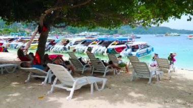 Phiphi Don, Tayland-Nisan 27, 2019: Phi Phi Don Adası, uzun boylu kireçtaşı kayalar arasında sıkışmış rahat kum plajları sahiptir, Nisan 'da 27 Phiphi Don