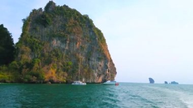 Andaman Denizi 'nin derin sularıyla çevrili Koh Poda Adası' nın yüksek sarp kayalıklarına hayran kaldım. Yüzen yatları ve turist zevk tekneleri, Ao Nang, Krabi, Tayland