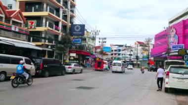 Patong, Tayland - 30 Nisan 2019: Modern konut, çok sayıda kafe, dükkan, eczane ve diğer turistik tesislerin bulunduğu geniş cadde trafiği, 30 Nisan 'da Patong