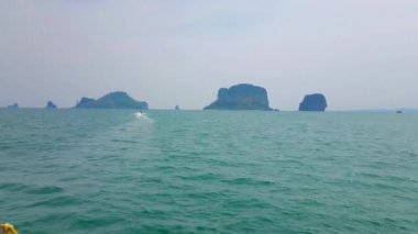 Krabi bölgesinin etkileyici adalarına tekne yolculuğunun tadını çıkarın - Koh Poda Adası, Tavuk Adası (Koh Kai), Ko Ya Wa Bong Ko Adası ve diğer kayalık oluşumlar Andaman Denizi, Tayland üzerindeki ufuk çizgisine hakimdir.