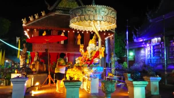チェンマイ 5月4 2019 5月4日にチェンマイで 銀の寺院 ワット スファン に位置するチャトラ傘の下でGanesha像と華やかな銀の祭壇で仏教信者 — ストック動画