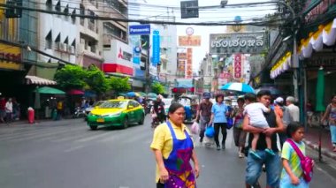 Bangkok, Tayland - 12 Mayıs 2019: Çin Mahallesi Yaowarat Yolu 'ndaki kaotik yaya hareketi ve yoğun trafik, 12 Mayıs' ta Bangkok 'ta yüksek binalar, market tezgahları, kafeler, mağazalar ve otellerle dolu.