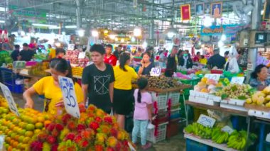Bangkok, Tayland - 13 Mayıs 2019: Taze meyve yığınları (rambutan, mango, mangosteen, yeşil muz, pomelo, papaya, mandarin) 13 Mayıs 'ta Bangkok' ta Talad Saphan Phut pazarının üretim bölümünde