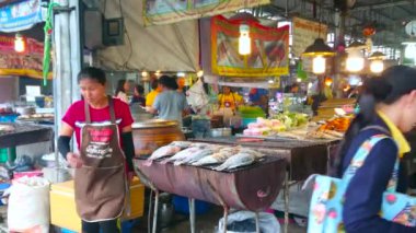Bangkok, Tayland - 13 Mayıs 2019: Talad Saphan Phut pazarının açık hava tezgahları 13 Mayıs 'ta Bangkok' ta baharatlı balık ve tavuk barbeküsü sunuyor.