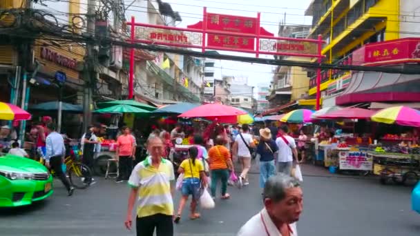 Bangkok Thailand Maj 2019 Crowded Pedestrian Yaowarat Road Crosswalk Vid — Stockvideo