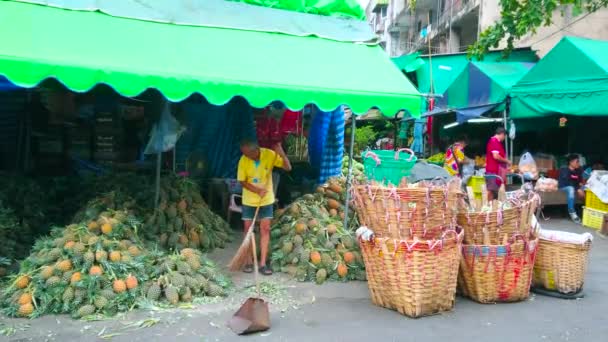 Bangkok Thailand May 2019 Merchant Saphan Khao Fruit Market Sweeps — Stock Video