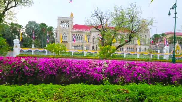 泰国曼谷 2019年5月13日 5月13日 位于曼谷的政府大楼泰花宫的立面 穿过了Khlong Prem Prachakon运河周围茂盛的绿地和花冠 — 图库视频影像