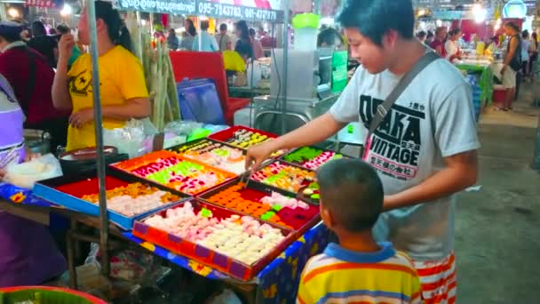 Bangkok Thailandia Maggio 2019 Padre Con Bambini Piccoli Sceglie Gli — Video Stock