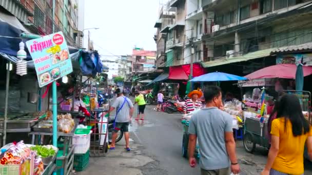 2019年5月13日 泰国曼谷 杜西特地区繁忙的Saphan Khao Fruit Market大街 5月13日 曼谷的街头食品推车和摊位提供外卖食品和零食 — 图库视频影像