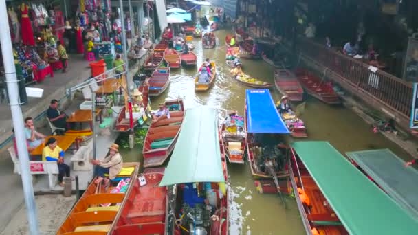 Damnoen Saduak 2019年5月13日 观看浮动市场早晨活动 游客划船Klong 并做一些纪念品和食品购物 5月13日在达姆诺恩萨杜亚克 — 图库视频影像