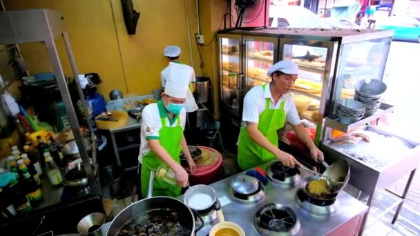 Bangkok Thailand Maj 2019 Kinesiska Restaurangens Utomhuskök Erfarna Kockar Lagar — Stockvideo