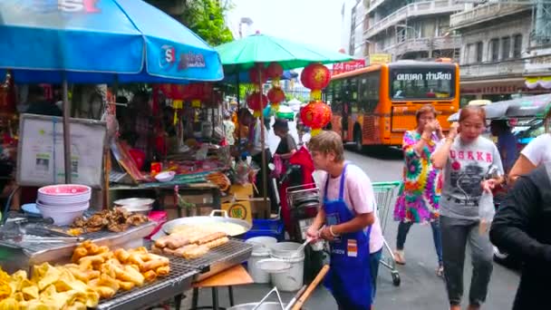 バンコク 2019年5月12日 中華街のヤワラト通りの屋台で料理を楽しみ 5月12日にバンコクで 揚げたてのパフ サクサクのパンケーキ オーブン付きのキッチンで肉を焼く 鍋やバーベキューを用意しました — ストック動画