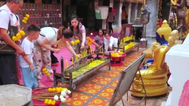 Chiang Mai, Tayland - 7 Mayıs 2019 Hacılar, 7 Mayıs 'ta Chiang Mai' de, ortaçağ Wat Phra 'sında, altın Buda sunağında dua ederler.