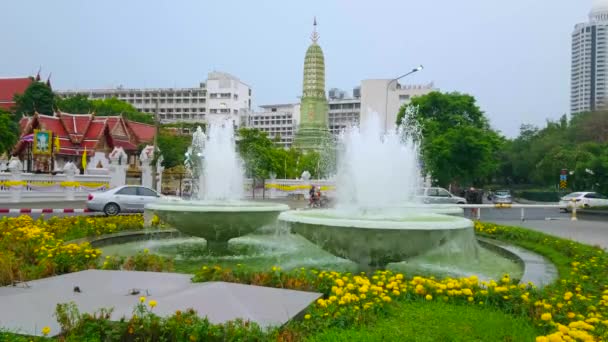 2019年5月12日 泰国曼谷 位于泰国曼谷Chao Phraya河对面纪念大桥脚下的拉玛一世国王纪念碑建筑群的纪念公园喷泉 — 图库视频影像
