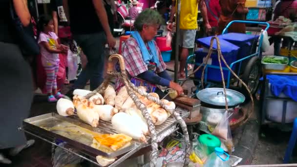 Bangkok Tailândia Maio 2019 Agricultor Idoso Cozinha Raízes Taro Cozidas — Vídeo de Stock