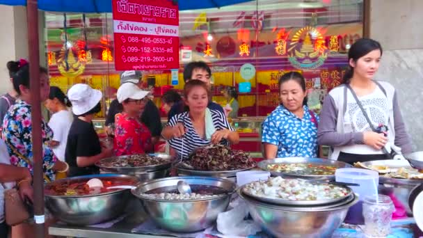 Bangkok Thailand May 2019 Chinatown Market Stall Yaowarat Road Offers — ストック動画