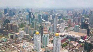 Bangkok, Tayland - 24 Nisan 2019: 24 Nisan 'da Bangkok' ta Baiyoke Kulesi 2 'nin çatısından modern gökdelenler ormanı ile birlikte kuş bakışı panorama