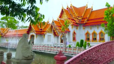 Wat Benchamabophit Dusitvanaram Mermer Tapınağı 'nın Tapınak Parkı, Dusit, Bangkok, Tayland' da yer alan dar khlong kıyısındaki küçük taş heykel manzarası