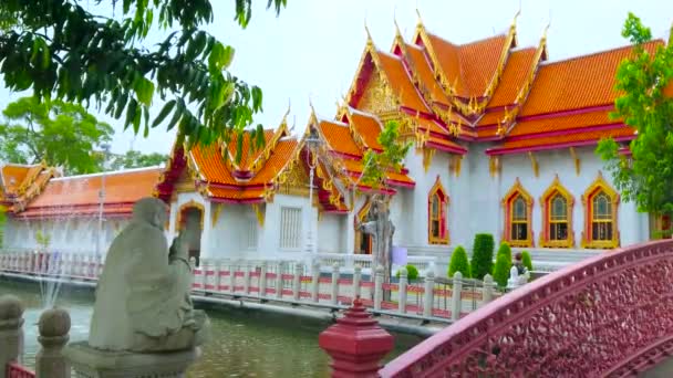 位于泰国曼谷杜西特的寺庙公园 通过狭窄的Khlong河岸上的小石雕 可以看到Wat Benchamabophit Dusitvanaram大理石圣殿的乌博索特 占卜大厅 — 图库视频影像