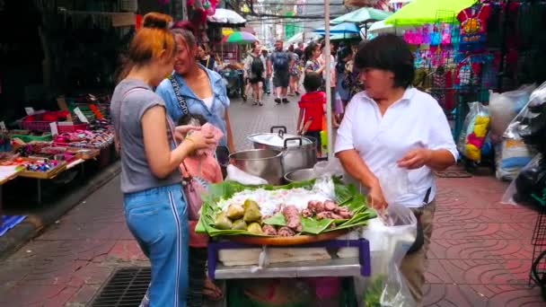 Bangkok Thailand Mei 2019 Drukke Mangkon Road Bekleed Met Chinatown — Stockvideo