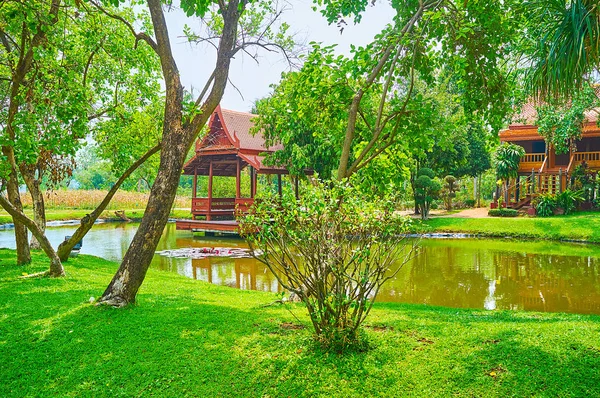 Las casas de zancos en el estanque, Rajapruek parque, Chiang Mai, Thaila — Foto de Stock