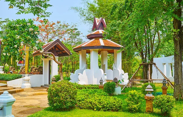 Paviliun putih taman Teori Baru, taman Rajapruek, Chiang — Stok Foto
