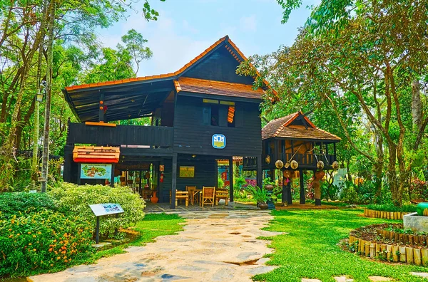 Yeni Kuram bahçesindeki ahşap ev, Rajapruek Parkı, Chiang Ma — Stok fotoğraf
