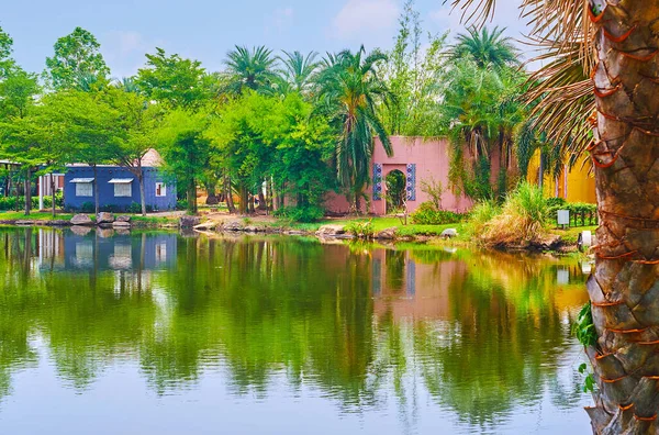 Сад у озера, парк Рахруек, Чианг, Таиланд — стоковое фото
