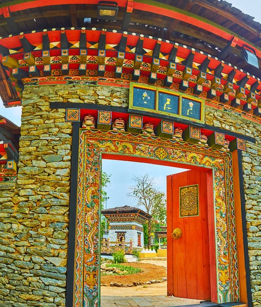 Il santuario bhutanese attraverso il cancello, giardino del Bhutan, Rajapruek — Foto Stock