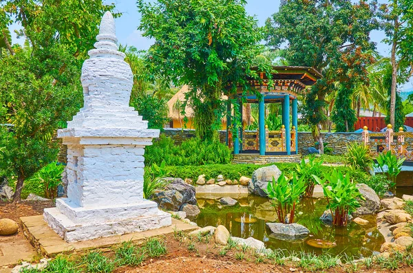 Biały chór w ogrodzie Bhutan Rajapruek parku, Chiang Mai, Th — Zdjęcie stockowe