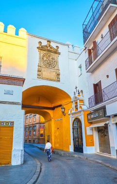 İspanya, Sevilla 'daki Ortaçağ Arco del Postigo' su