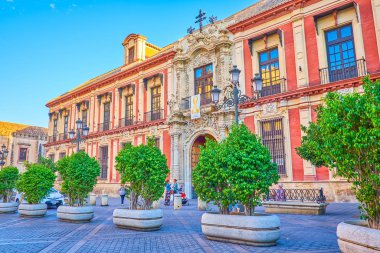 İspanya, Sevilla 'daki Başpiskopos Sarayı cephesi.