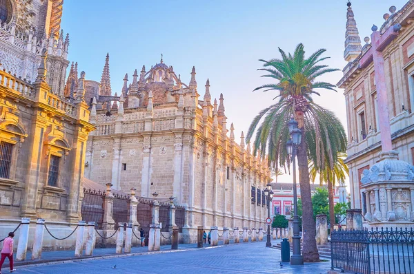 Promenad längs katedralens väggar i Sevilla, Spanien — Stockfoto