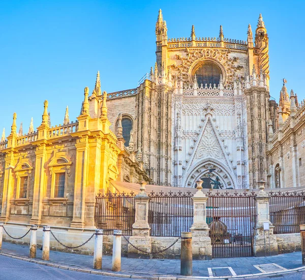 İspanya 'daki Sevilla Katedrali' nin büyük Puerta De San Cristobal 'ı. — Stok fotoğraf