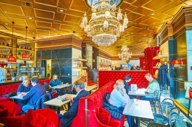 Viyana, Avusturya - 19 Şubat 2019: Ünlü Viyana Sacher Cafe her zaman kalabalık, yerli halk ve turistler Wiener melanj geleneksel tatlılar (sacher kek, meyveli turta), 19 Şubat'ta Viyana'da keyfini