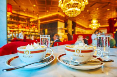 Viyana, Avusturya - 19 Şubat 2019: 19 Şubat 'ta Viyana' da Opera Binası 'nın yanında yer alan tipik Wiener Melange kahvesinin tadını çıkarın.