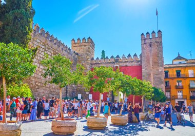 İspanya, Sevilla 'daki Royal Alcazar Sarayı kalabalığı
