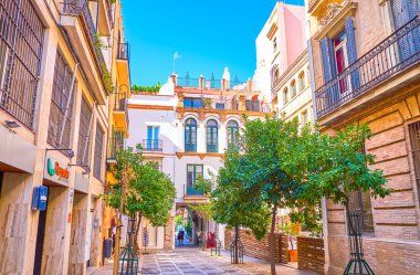 İspanya, Sevilla 'da kemerli geçidi olan rahat cadde.